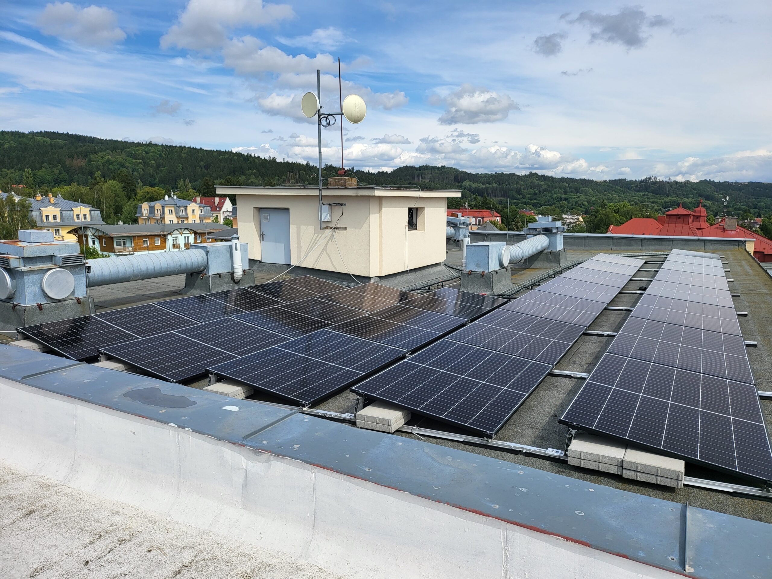 Realizováno: Fotovoltaická elektrárna bytový dům Družstevní Mariánské Lázně